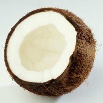 Vemos la fruta del coco en su interior con su pulpa blanca y dulce
