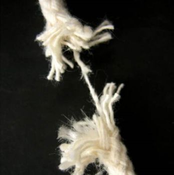 Vemos a unas cuerdas desilachadas pueden ser cabuya o una fibra natural