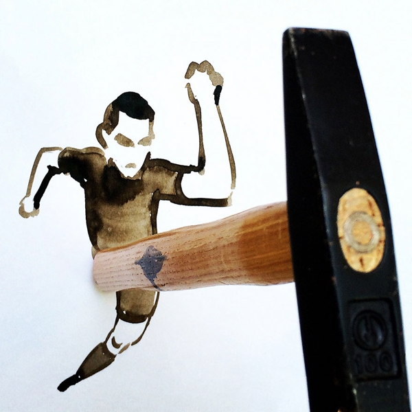 Un hombre pintado en tinta color café ocre y un palo atravesado cuñando una cerradura
