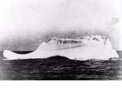 Vemos un grande e inmenso iceberg flotando en el mar 