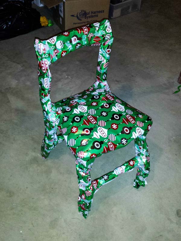 Ahora la silla esta completamente empacada en papel de regalo navideño