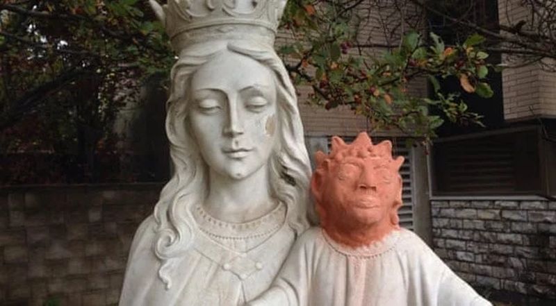 Escultura de María y Jesús con una cabeza hecha con arcilla 