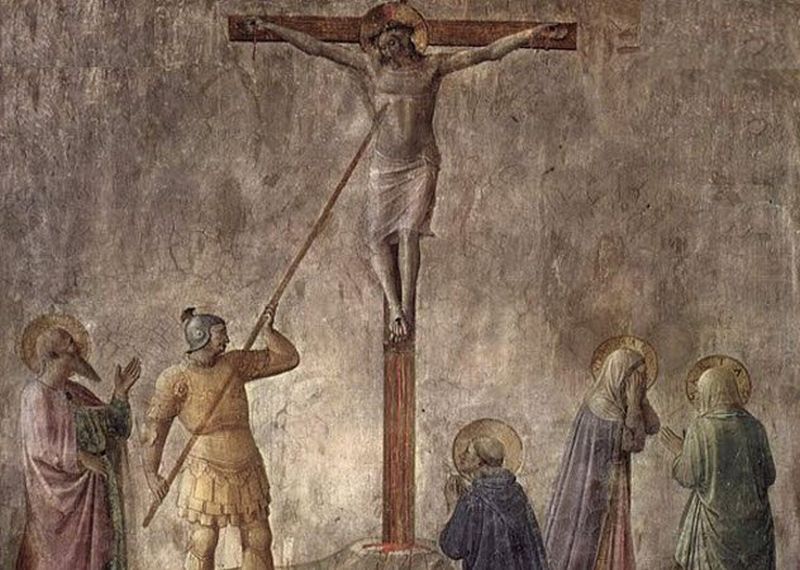 Jesús crucificado mientras un soldado le atravaiesa con una lanza