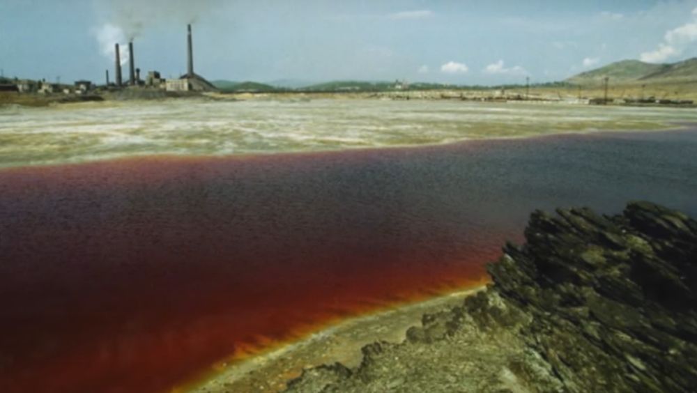 Un lago muy rojo del color del oxido y no es muy ancho