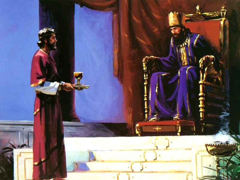 Hombre delante de un rey sosteniendo una copa