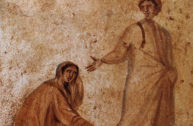 Un hombre extediendo la mano a una mujer arrodillada