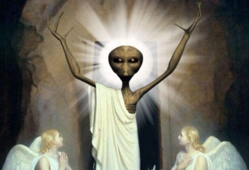 Aparente extraterrestre con una bata blanca alzando sus dos brazos acompañado de dos angeles