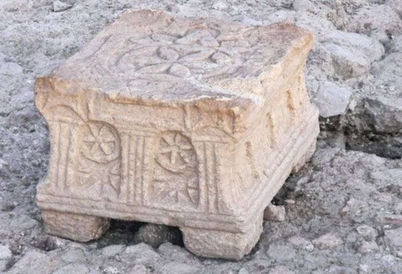 piedra con grabados de la Torá