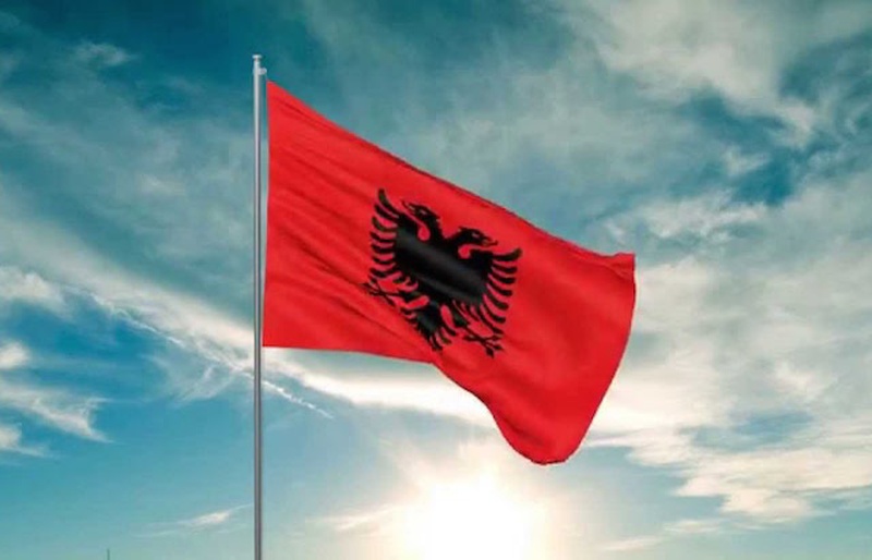 La bandera de Albania moviendo en lo mas alto de un asta