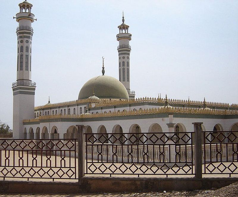 Foto de una mezquita grande, con dos torres y cercada 