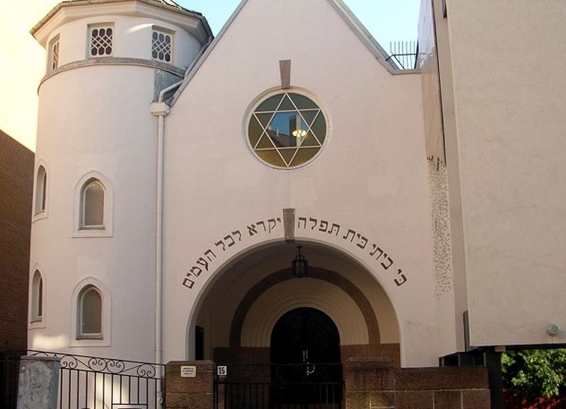 Sinagoga con escrito en la entrada y la estrella de 6 puntas en una ventana