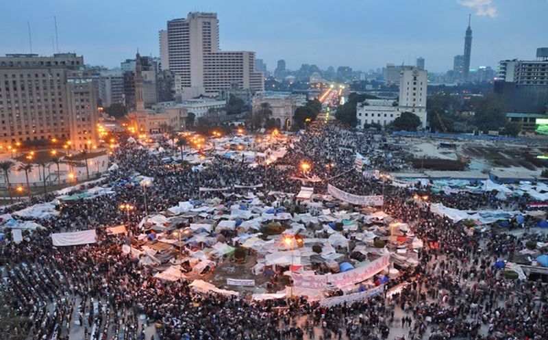 Foto desde el aire de una plaza rodeada por un gran número de personas