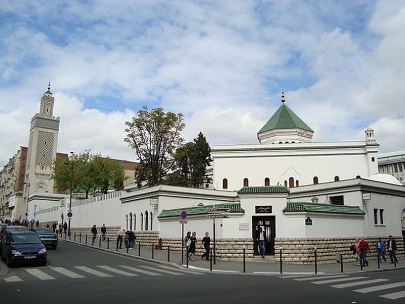 Foto de una Mezquita en el cruce de dos calles