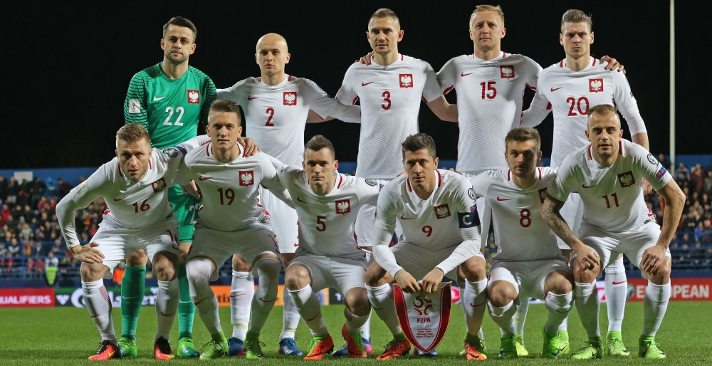 El equipo de fútbol polaco posando para la foto en un estadio