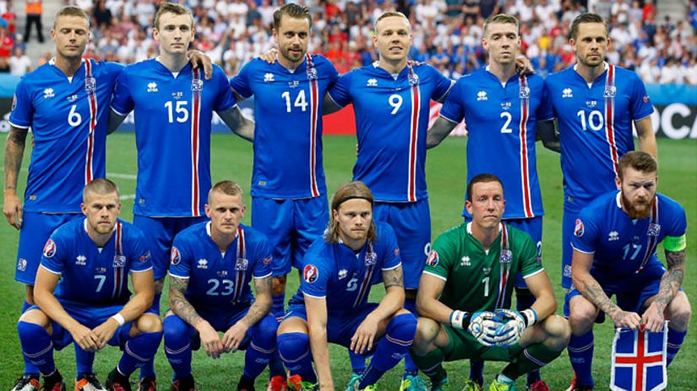 El equipo de fútbol Islandés posando para la foto en un estadio