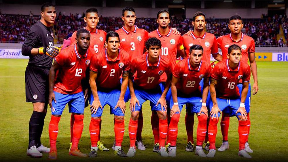 El equipo de fútbol  de Costa Rica posando para la foto en un estadio