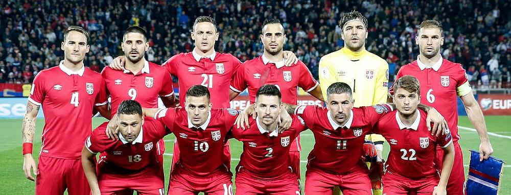El equipo de fútbol serbia posando para la foto en un estadio