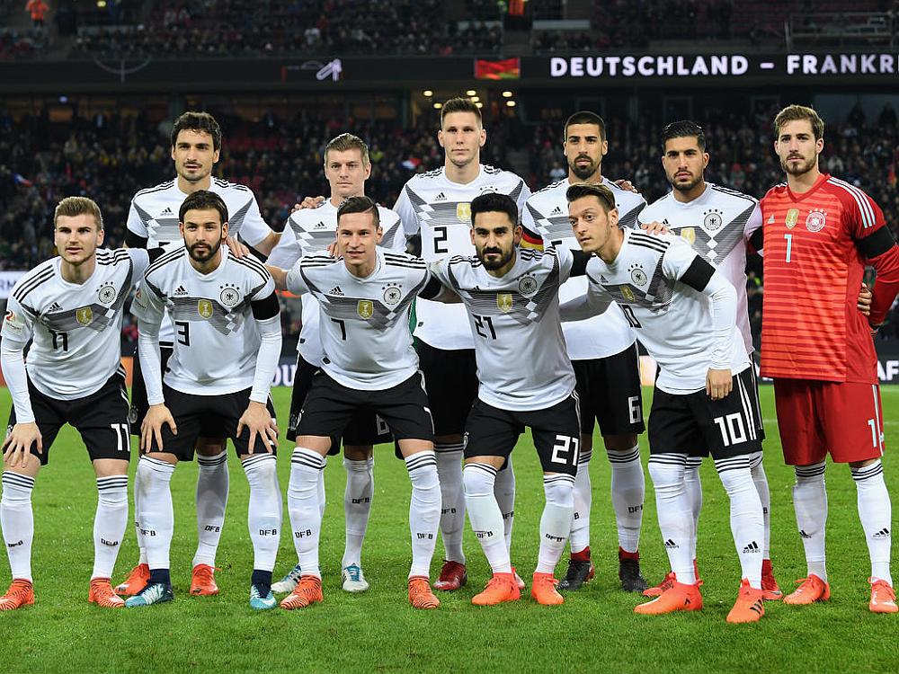 El equipo de fútbol Alemán posando para la foto en un estadio