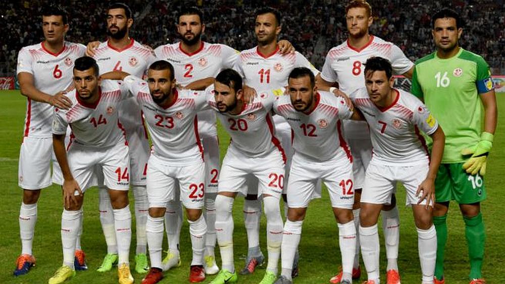 El equipo de fútbol de Túnez posando para la foto en un estadio
