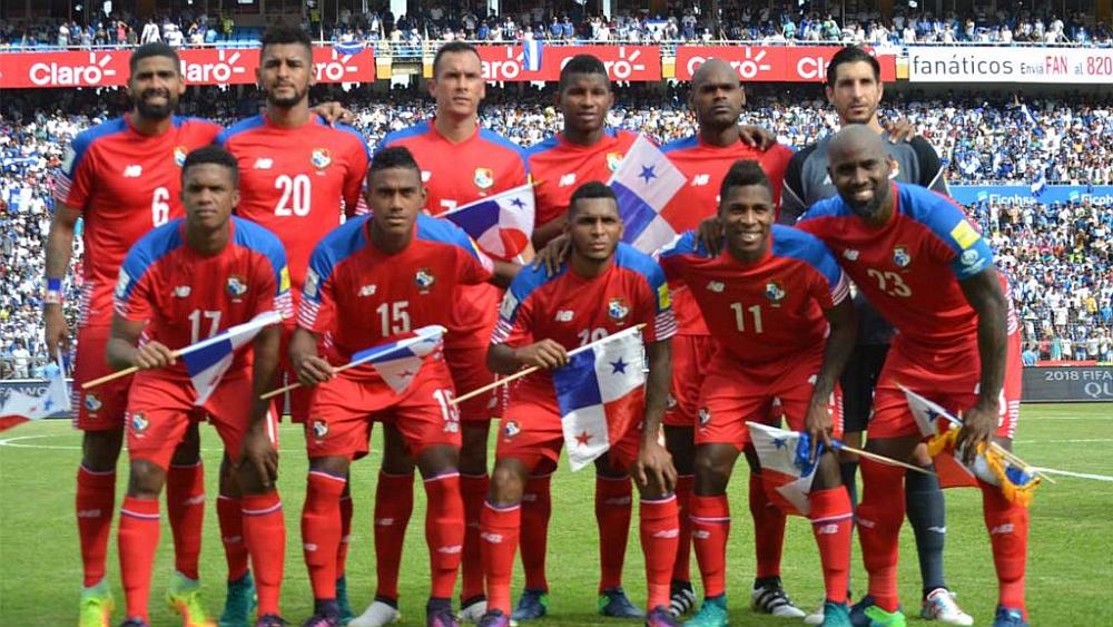 El equipo de fútbol de Panamá posando para la foto en un estadio