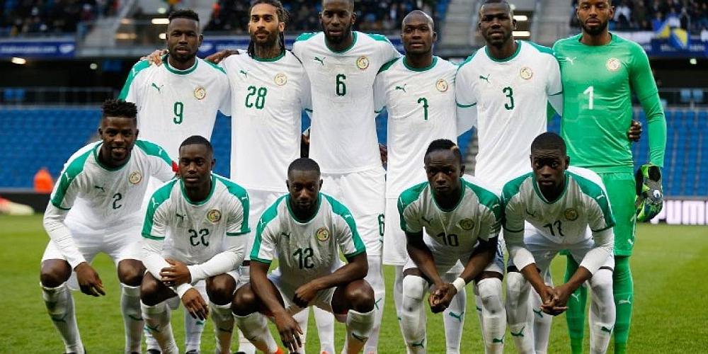 El equipo de fútbol de Senegal posando para la foto en un estadio