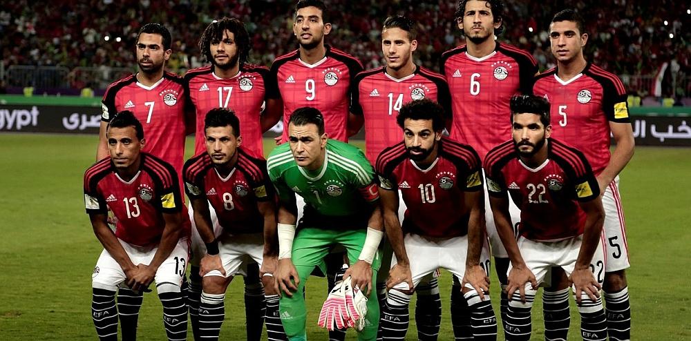 El equipo de fútbol de Egipto posando para la foto en un estadio