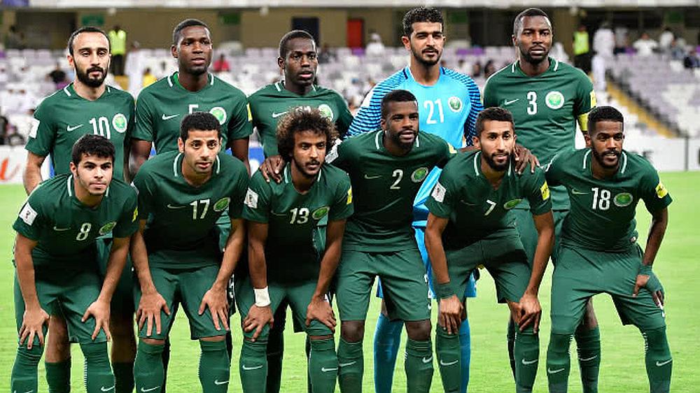 El equipo de fútbol Arabia saudita posando para la foto en un estadio