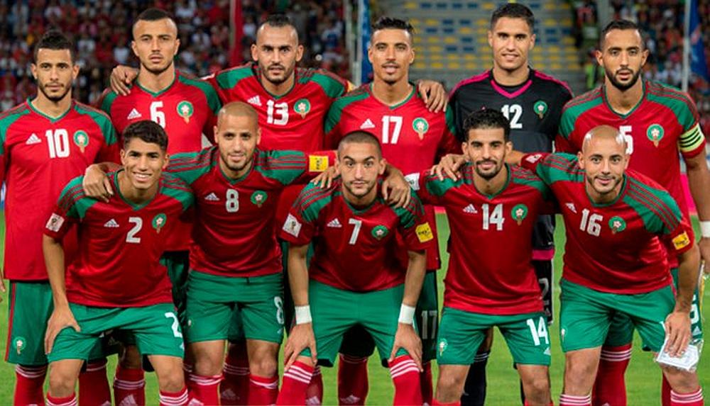 El equipo de fútbol de  Marruecos posando para la foto en un estadio