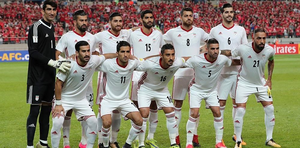 El equipo de fútbol Iraní posando para la foto en un estadio