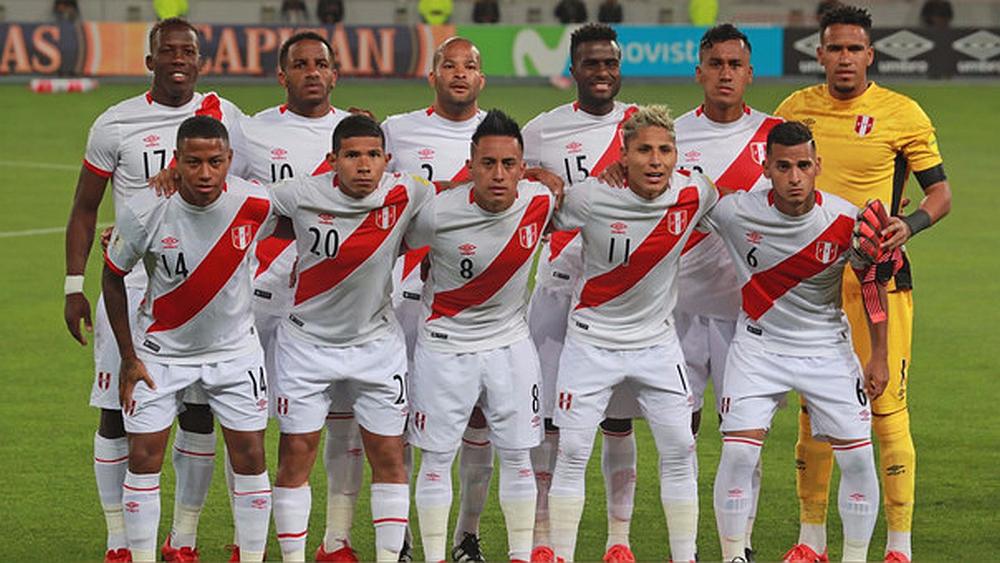 El equipo de fútbol  de Perú posando para la foto en un estadio