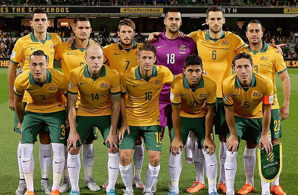 El equipo de fútbol de Australia posan para la foto en un estadio