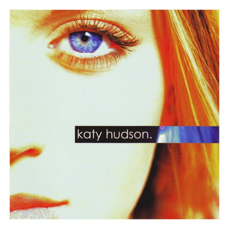 La mitad de un rostro de mujer con pelo rubio y un ojo azul y el nombre katy hudson