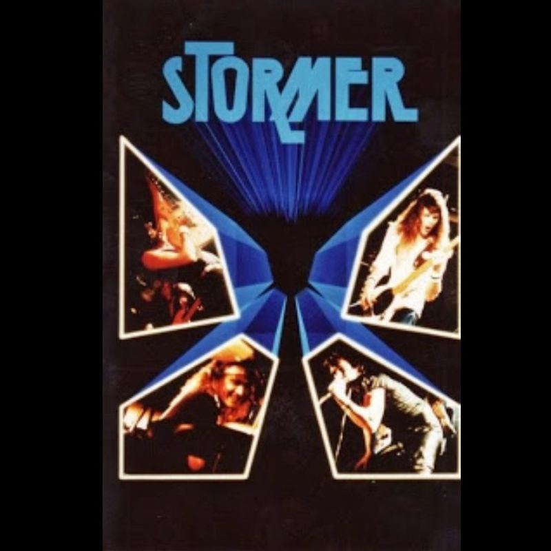 Cuatro cantantes en una carátula en color oscuro con la palabra storme