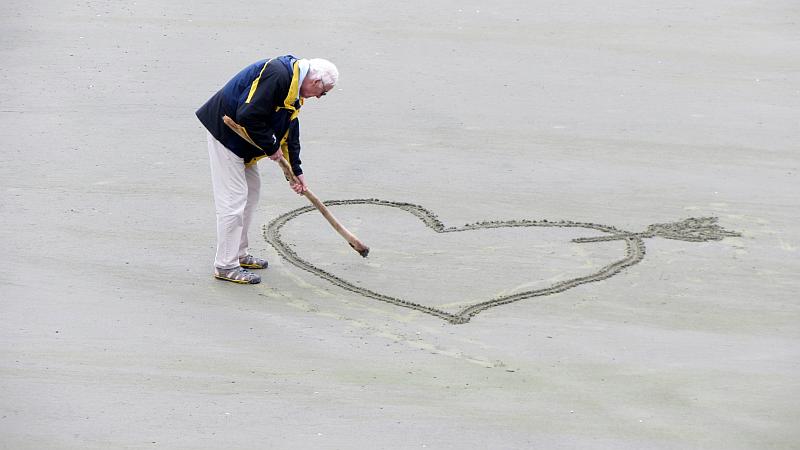 Vemos aun muy mayor con una chaqueta vistosa que en la playa pinta un corazón y le agregara un nombre propio