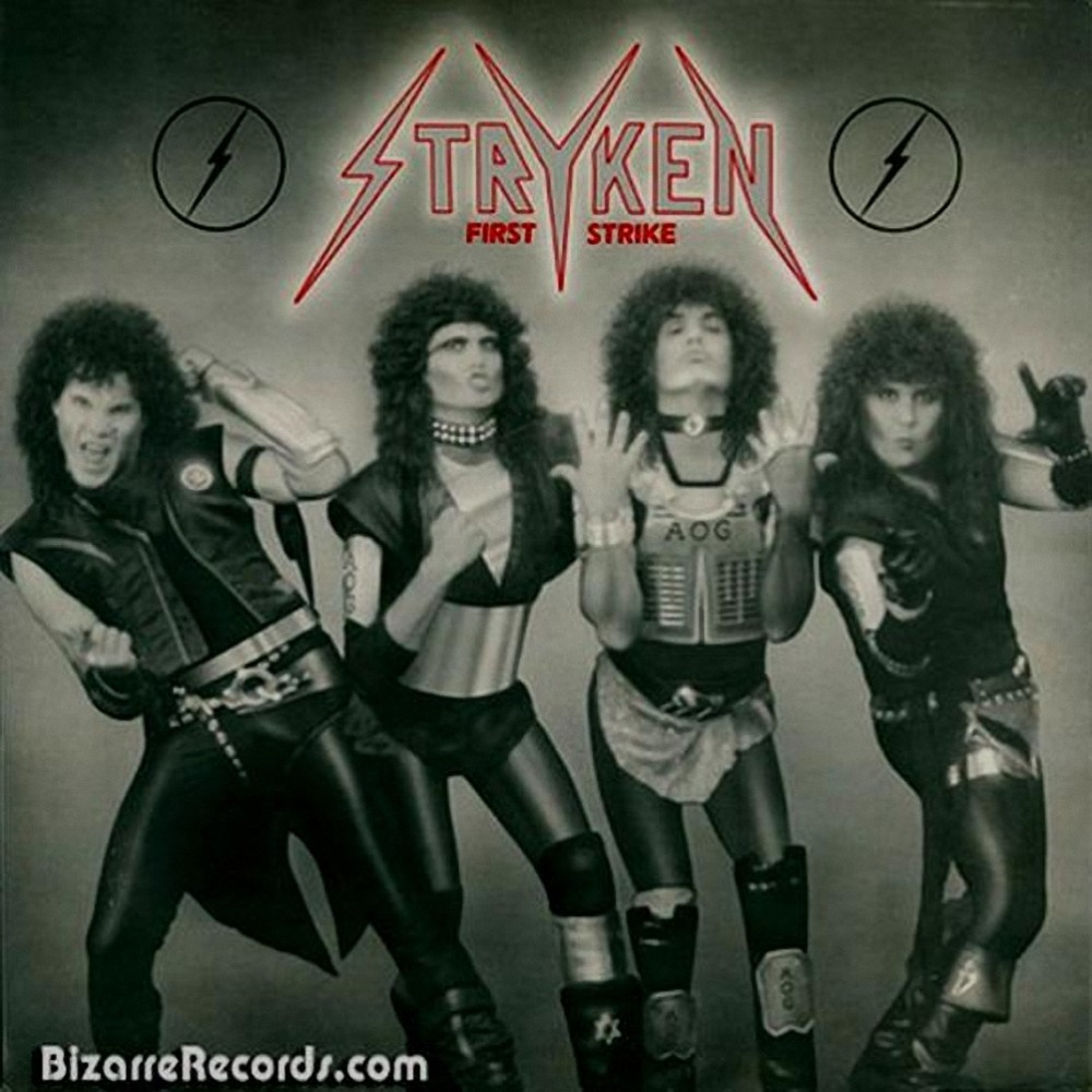La banda Stryken en la portada de su LP First Strike con un círculo rojo y un rayo que lo cruza en la mitad