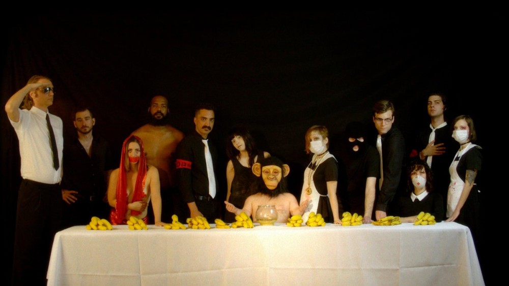 Un grupo de personas personificando a los personas de la Última Cena en una forma inusual l