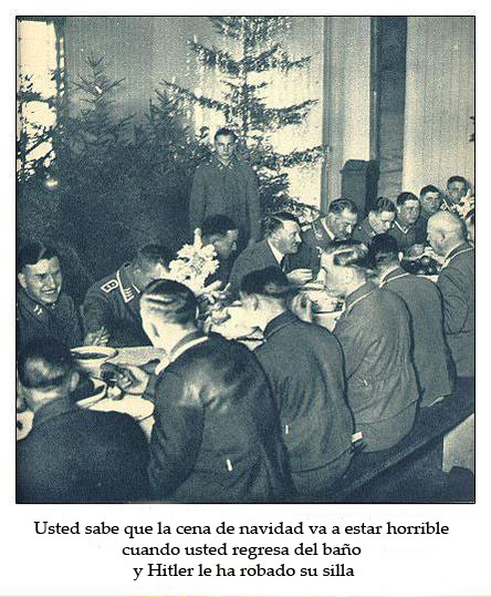 Una cena de navidad con gente con uniformes militares de una época pasada mientras un hombre de pie los observa