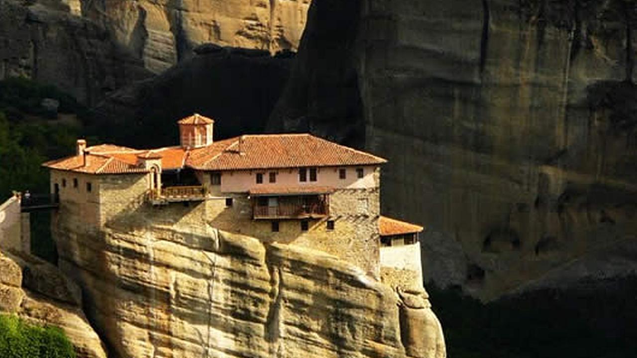 Una casa construida sobre una roca muy alta se ve el abismo