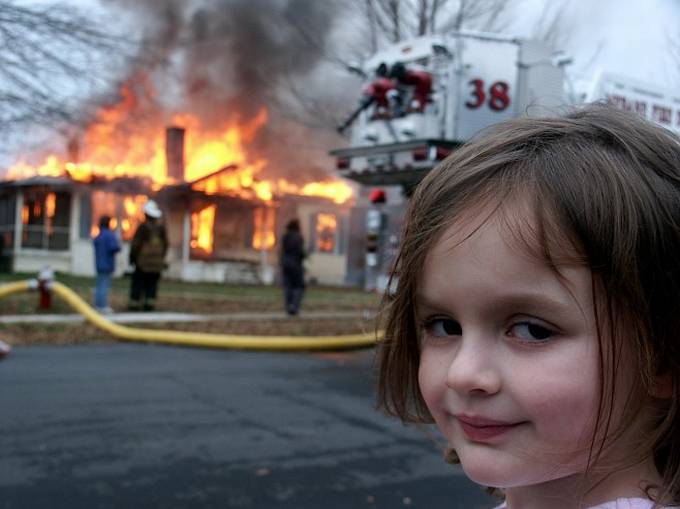 Una casa se esta incendiando y hay una niña con una cara muy maliciosa