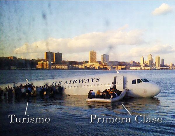 Un avion flotando en el agua con personas que las sacan en unas lanchas