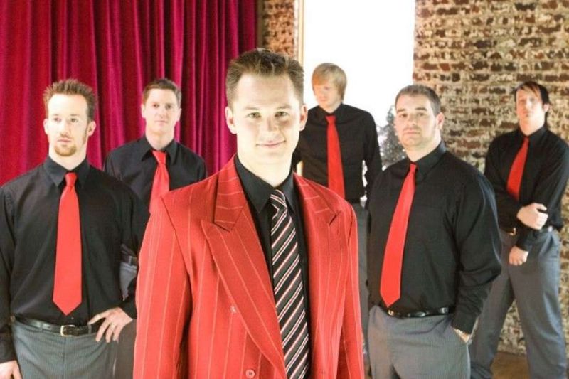 Esta banda de jóvenes con ropas elegantes en color rojo y corbatas alternas en color rojo y negro