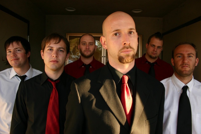 Seis jóvenes muy elegantes que lucen chaquetas y corbatas de forma alternada en tres colores blanco negro y rojo rojo negro 