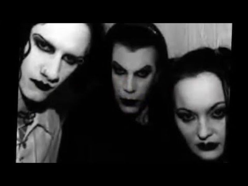 Cuatro jóvenes con rostros maquillados en negro