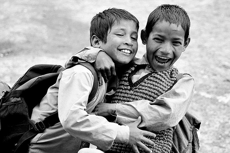 Dos niños amigos disfrutan su amistad el uno abraza al otro fuertemente