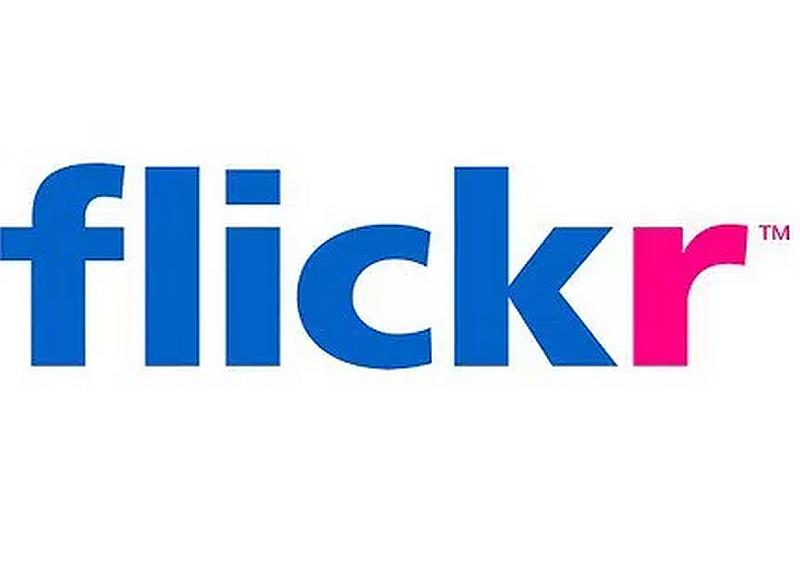 Vemos sobre un fondo claro la palabra flickr en letras azules y la ultima la R en letra rosada fuerte  