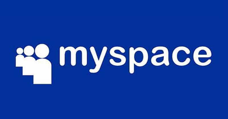 Vemos un fondo azul y en blanco tres figuras y unas letras con la palabra Myspace   