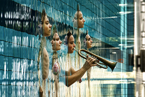 Varias personas acostadas en una piscina con su reflejo en el agua