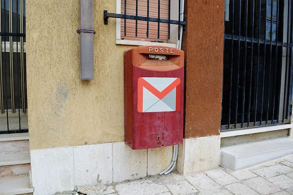 Sobre un buzón esta el logo de gmail