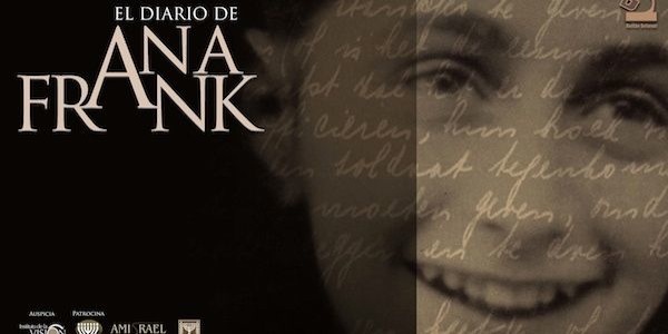 Vemos un libro en su caratula la foto de una niña adolescente que sonríe y en letras blancas se lee Anna Frank 