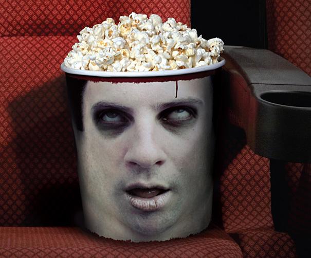 Un tarro con rostro humano en una silla de un teatro encima  de su cabeza tiene un plato con crispetas que hacen las veces de sombrero